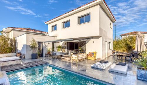 Villa with Garden View