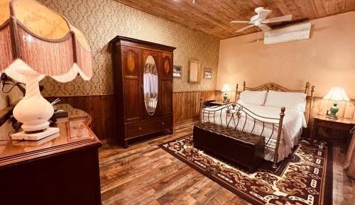 Standard Queen Room