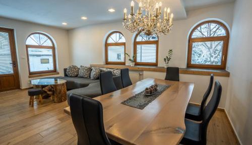Three-Bedroom Apartment with Terrace and Mountain View