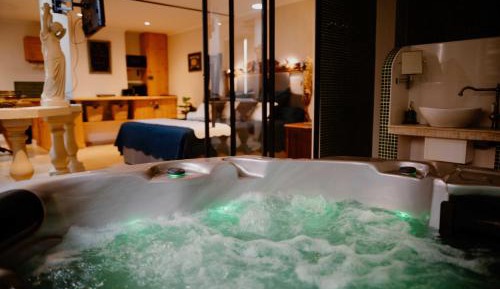 Studio with Spa Bath