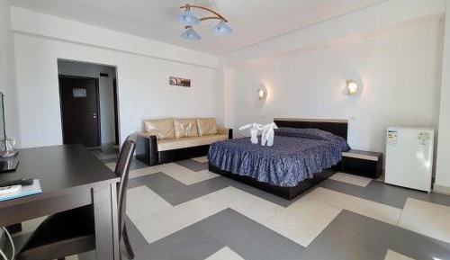 Deluxe Double Room (2 Adults + 1 Child)