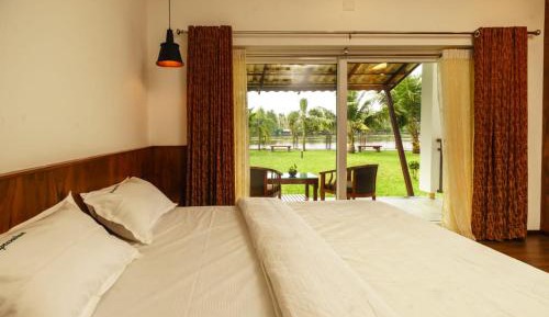 Deluxe Double or Twin Room with Lake View