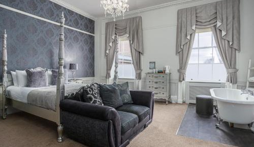 Four-Poster Suite