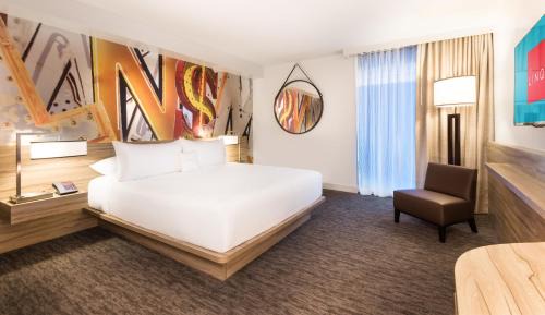 Deluxe Room,1 King, Non-Smoking