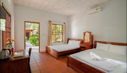 Bungalow with Garden View