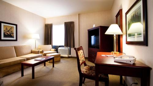 1 King, One-Bedroom Suite, Non-Smoking