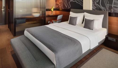 Superior Room with Queen bed