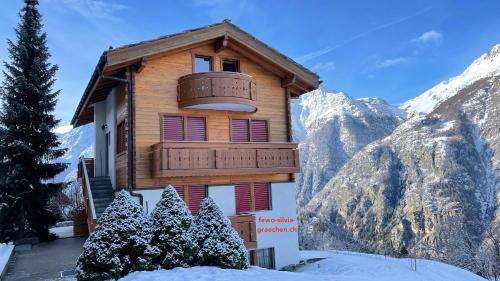 Apartment with Mountain View