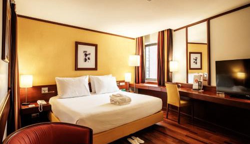One-Bedroom King Suite with Sofa Bed