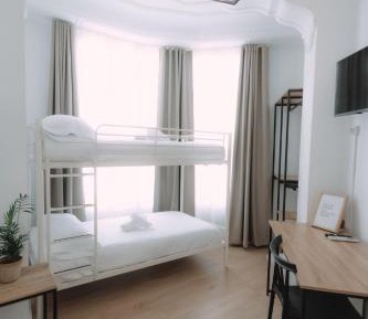 Doble Bunk Bed room with shared bathroom