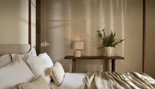 Deluxe Queen Suite