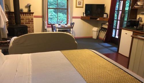 Queen Suite with Spa Bath - Maid's