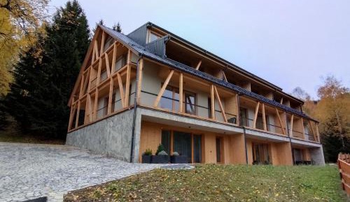 Apartment with Mountain View