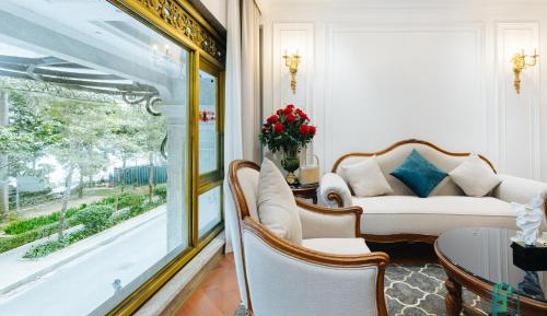 One-Bedroom Apartment with Lake View