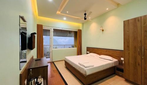 Deluxe Double Room (2 Adults + 1 Child)