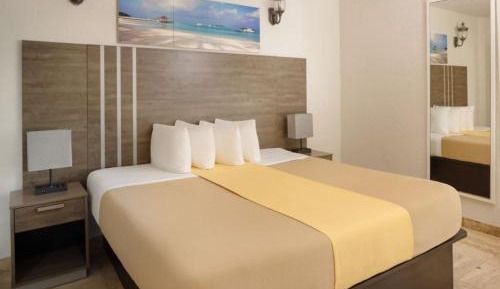 Standard Queen Room with One Queen Bed