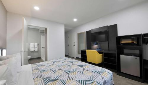 Deluxe King Room - Non-Smoking