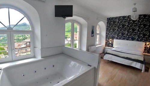 Deluxe Suite with Spa Bath