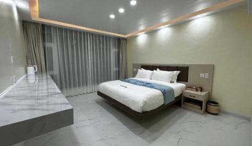 Deluxe Queen Room