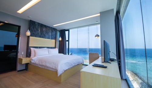 The double room offers air conditioning, a tea and coffee maker, as well as a private bathroom featuring a walk-in shower and a hairdryer. The double room provides a wardrobe, tumble dryer, a dressing room, heating, as well as a flat-screen TV with cable 