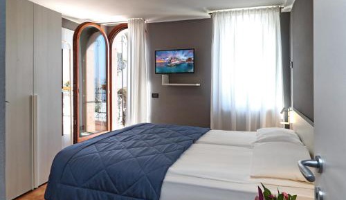 Deluxe Double or Twin Room with Balcony and Lake View