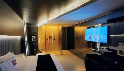 Deluxe Suite with Spa Bath