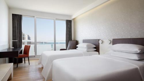 Premium Twin Room with Sea View - Mid Floor