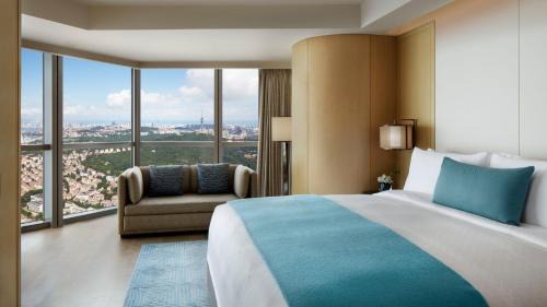 Superior King Room with City View