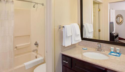 One-Bedroom Queen Suite with Accessible Tub - Disability Access