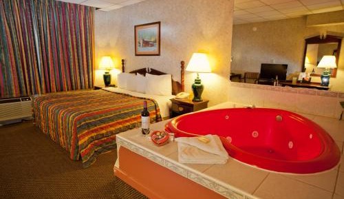 King Suite with Jetted Tub - Exterior Hall/Non-Smoking