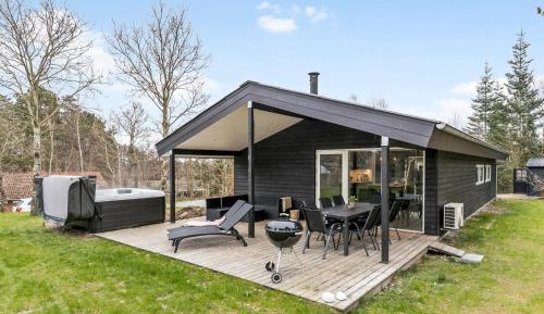 Three-Bedroom Holiday Home 