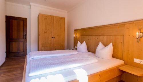 Deluxe Two-Bedroom Apartment with Mountain View