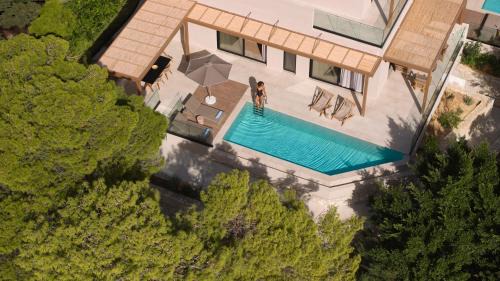 Ηilltop Suite Private Pool with Side Sea View & Garden View - Adults Only