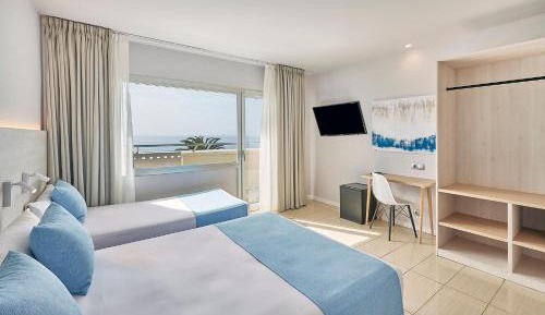 Triple Room with Sea View and Balcony
