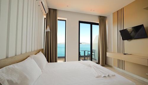 Deluxe Double Room with Balcony and Sea View