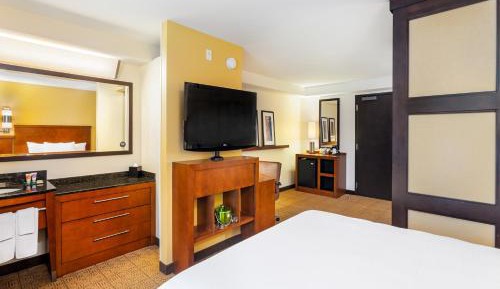 Queen Room with Two Queen Beds and Sofa Bed - High Floor