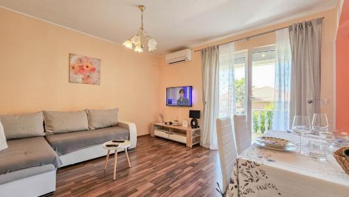 Apartment with Garden View