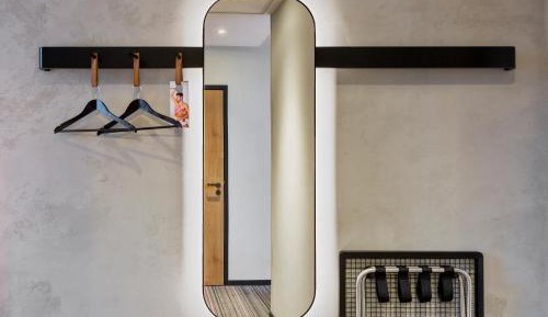 Moxy Queen Room