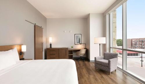 King Suite with Sofa Bed and Roll-In Shower - Disability Access