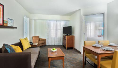 Two-Bedroom Queen Suite