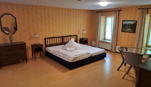 Deluxe Double Room (2 Adults + 1 Child)