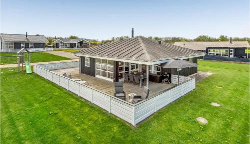 Three-Bedroom Holiday Home 