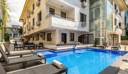 Luxury One Bedroom Apartment with Pool Access 
