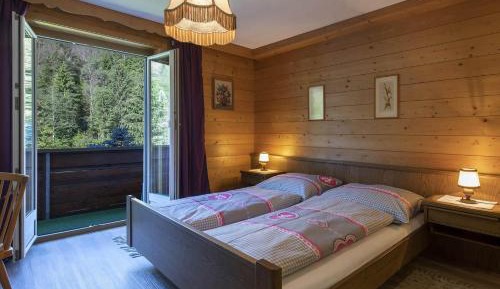 Three-Bedroom Apartment with Shower