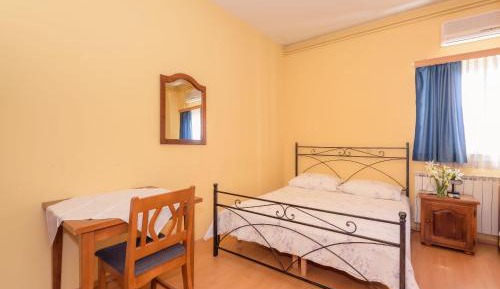Deluxe Double Room (2 Adults + 1 Child)