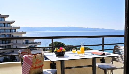 One-Bedroom Apartment with Sea View