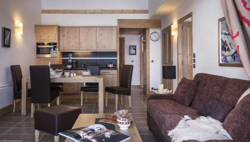 Two-Bedroom Apartment with Balcony and Spa Access (6 Adults)