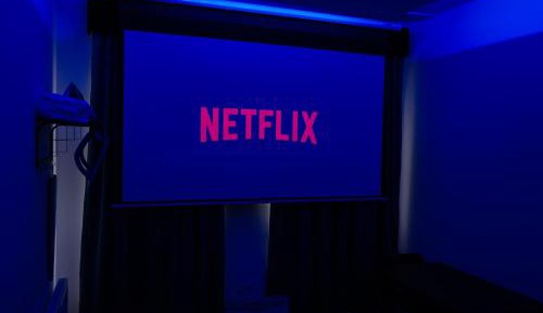 Superior Studio with Garden access/Projector Screen