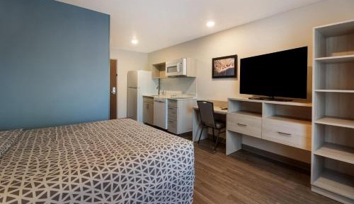 QUEEN SUITE W DISHWASHER (DISHES/COOKWARE INCLUDED)