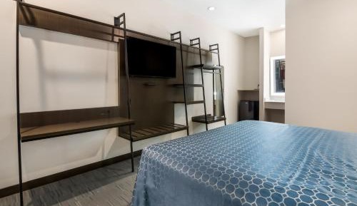 King Room with Roll-In Shower - Disability Access